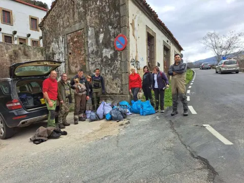 Limpieza del rio Cuerpo de Hombre , por voluntarios y la Asociación de Pescadores Peña de la Cruz