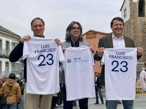 Carlos García Garbayo, Luis Francisco Martín y Alfonso Fernández Mañueco con camisetas de la mano con el número 23 en Béjar