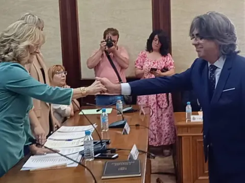 Luis Francisco Martín estrecha la mano a Purificación Pozo