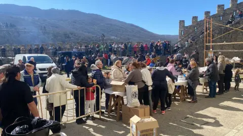 Matanza tradicional de Béjar , reparto de productos del cerdo entre los asistentes