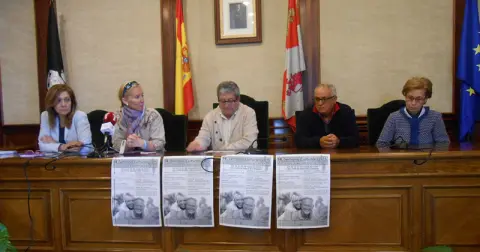 La edil de Asuntos Sociales presenta la Semana Cultural de la asociación de Mayores del Castañar
