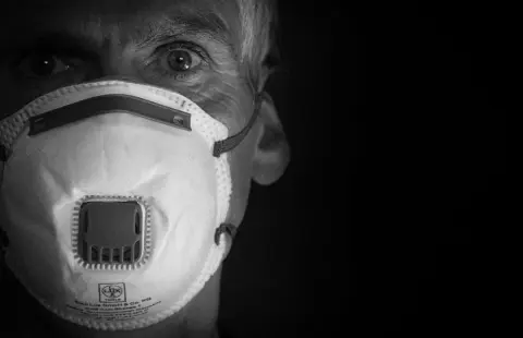 Un hombre con una mascarilla puesta