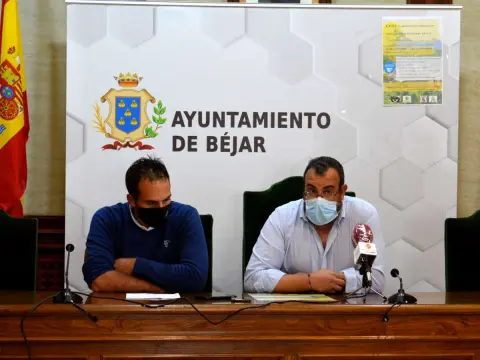 Dos personas sentados a una mesa