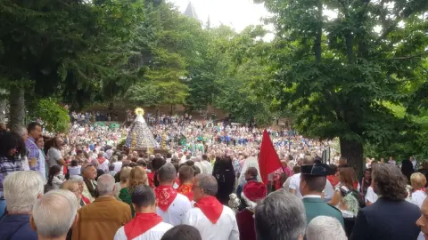 Miles de asistentes en la procesión de la Virgen del Castañar
