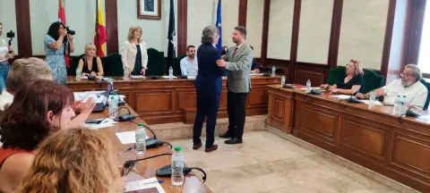 Antonio Cámara y Luis Francisco Martín estrechan sus manos durante el pleno de la moción de censura en el Ayuntamiento de Béjar, agosto de 2025