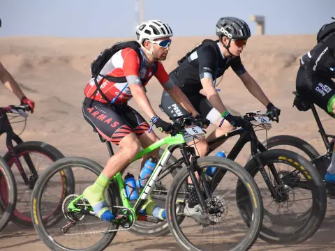 Moisés Dueñas en su bicicleta durante el desarrollo de la primera etapa de la Titan Desert