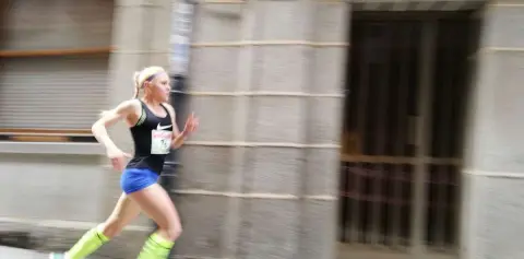 Corredora durante la Media Maratón de Béjar