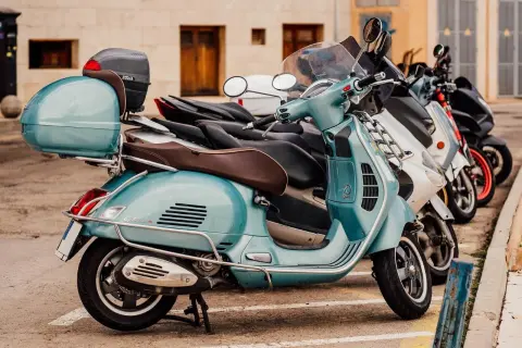 Motocicletas scooter aparcadas en la calle