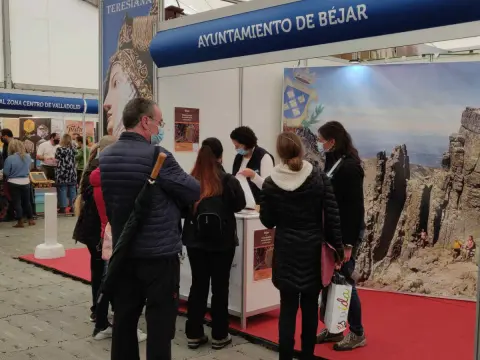 Varias personas junto al stand de Béjar