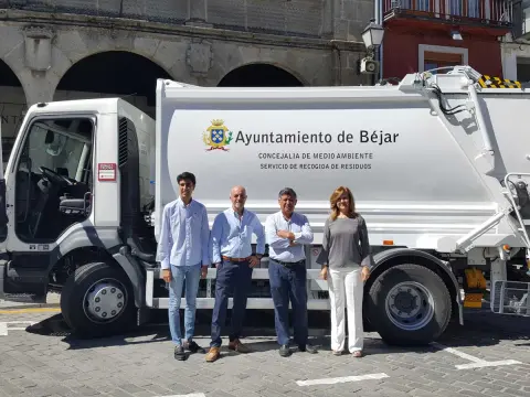 Los concejales junto al nuevo camión de basura