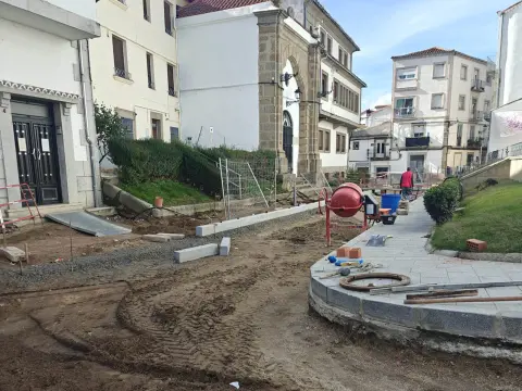 Obras en el atrio de la iglesia de San Juan en Béjar, con maquinaria y materiales de construcción