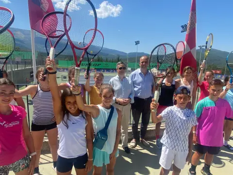 Niños y niñas con raquetas en alto en el Open de Tenis Béjar 2022