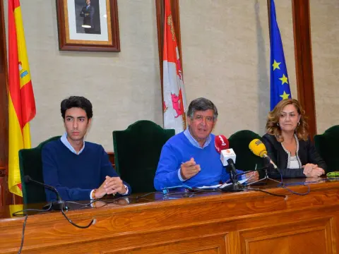 El alcalde junto a sus concejales