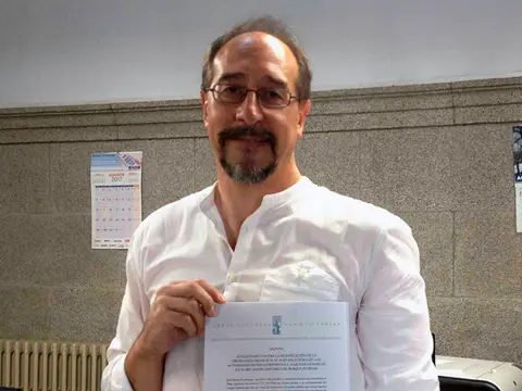 José Muñoz Domínguez durante la presentación de un escrito en el Ayuntamiento de Béjar