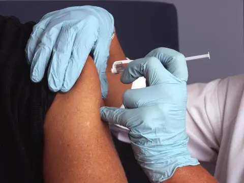 Brazo recibiendo vacuna