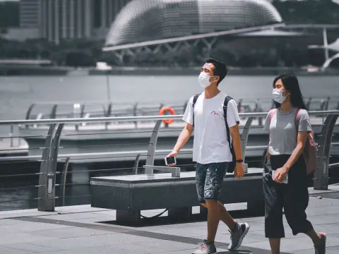 dos personas paseando