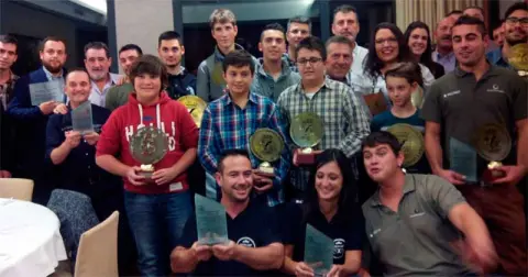 Jóvenes pescadores bejaranos premiados por la Federación de Pesca y Casting de Castilla y León.