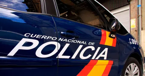 Vista lateral de un coche de la Policía Nacional
