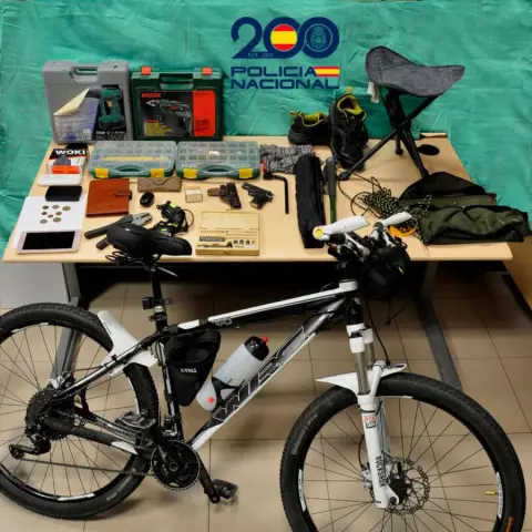 bjetos incautados por la Policía Nacional en Béjar tras la detención de un hombre por robo con fuerza, incluyendo una bicicleta, herramientas, armas inutilizadas y otros efectos sustraídos.