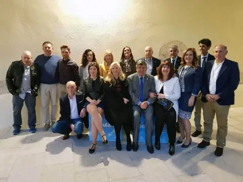 Personas que forman las listas del PP de Béjar a las elecciones de 2019 posando durante la presentación de la candidatura
