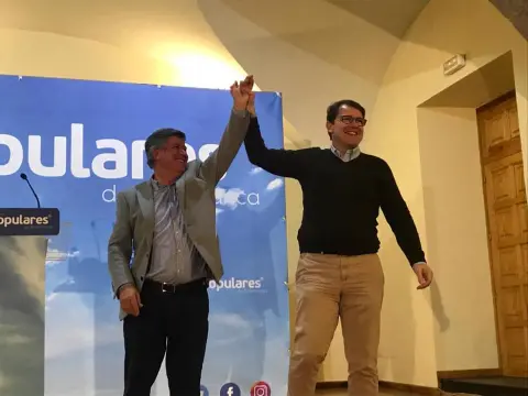 Alejo Riñones junto a Alfonso Fernández Mañueco con el brazo levantado en señal de victoria