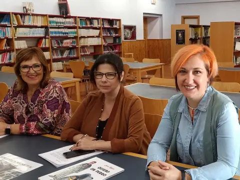 Las concejales Ana Vallejo y Rosa Torres junto a la Técnico de las Bibliotecas