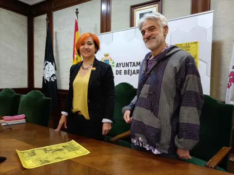La concejala Rosa Torres presentan la obra con uno de los miembros de la compañía