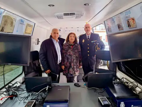Interior del vehículo habilitado para la expedición de DNI y pasaporte junto a responsables