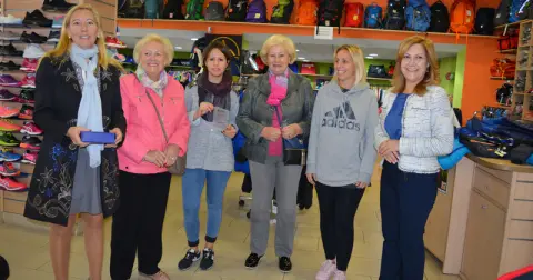 El ayuntamiento entrega los premios del V Concurso de escaparate  sobre el cáncer de mama