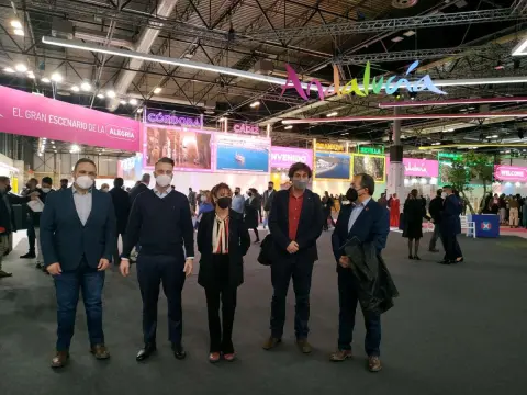 El alcalde junto a representantes de Ciudades Ruta de la Plata