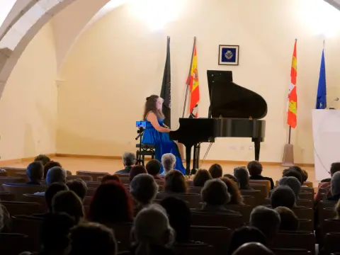 Marina Fernández Rueda interpreta una pieza al piano ante el público en Béjar