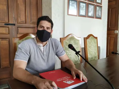 Persona con mascarilla sentada en una mesa