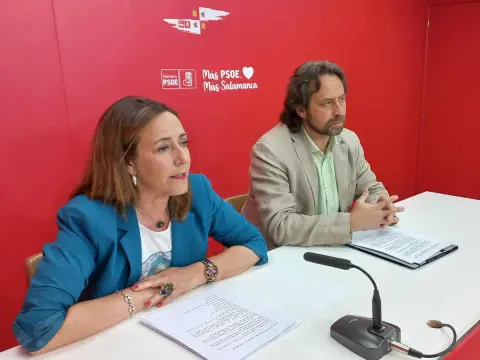 La procuradora del PSOE de Salamanca Rosa Rubio, junto al alcalde de Béjar, Antonio Cámara