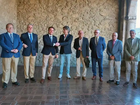 miembros del Rotary Club de Béjar junto al alcalde y gobernador rotario posando para la fotografía