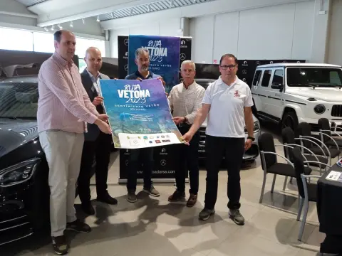 Varias personas sosteniendo el cartel de presentación de la Ruta Vetona