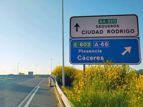 Carteles indicativos de Béjar junto a la carretera