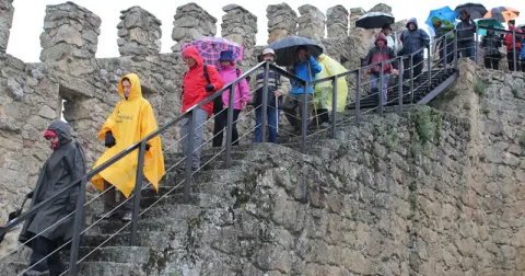 Éxito de la  marcha senderista Salamanquesa a pesar de la lluvia