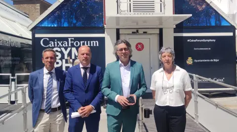 Presentación de Symphony en Béjar con alcalde y representantes de CaixaForum junto a la unidad móvil
