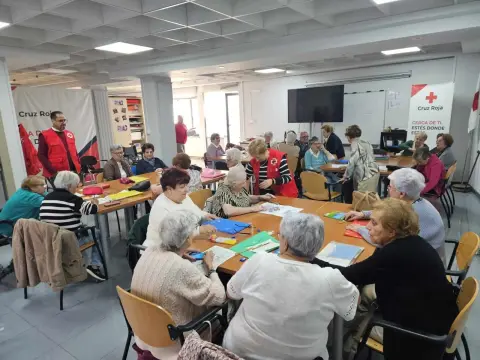Personas mayores participando en los talleres de Cruz Roja en Béjar, octubre 2025