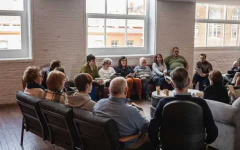 Participantes de la tertulia literaria sobre Recuerdos de una vida leyendo juntos en Barcelona
