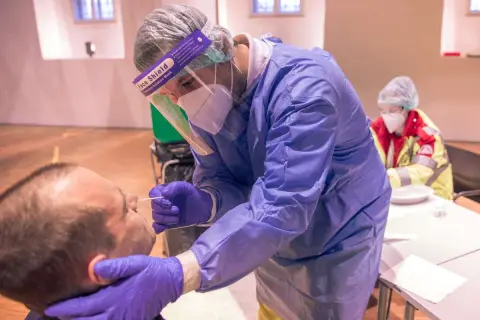 Un técnico sanitario realiza test pcr nasal a una persona