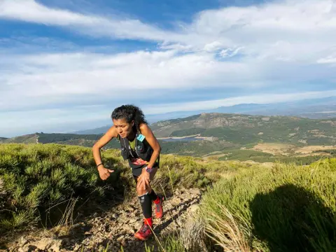 Corredora de trail en la sierra