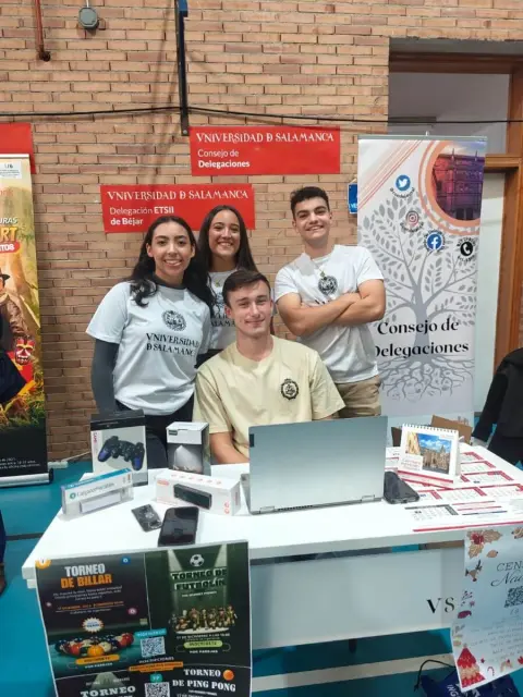 Estudiantes de la Universidad de Salamanca en el stand del Consejo de Delegaciones en la Feria de Bienvenida de Béjar 2025