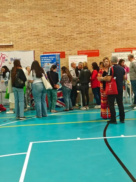Asistentes recorren los stands de la Universidad de Salamanca en el pabellón Sierra de Béjar
