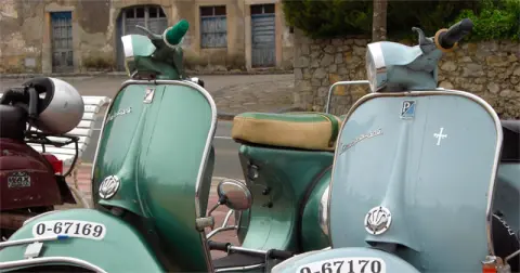 Motos Vespas Aparcadas
