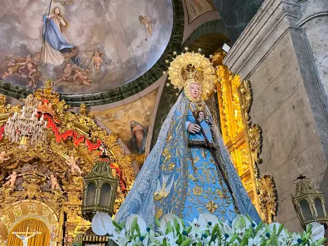 Imagen de la Virgen del Castañar en el interior del Santuario.