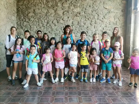 Niños en el zaguán del Ayuntamiento de Béjar
