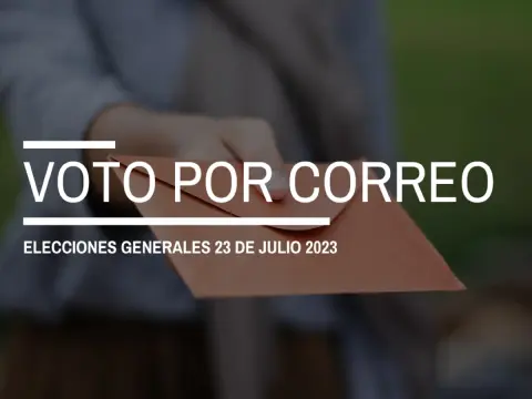 Mano entregando voto por correo