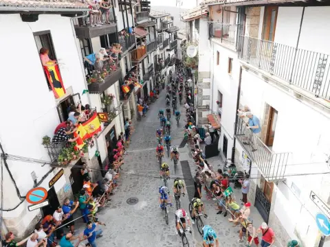 Pelotón ciclista pasando por Candelario