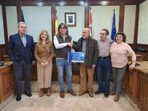 Varias personas con el cheque solidario de la Zarzuela de Béjar